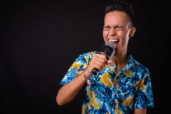 Representación de cómo evitar cantar con la garganta.